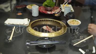 食品在bulgogi，韩国烧烤，在餐厅.. 在中餐厅做饭，烧烤